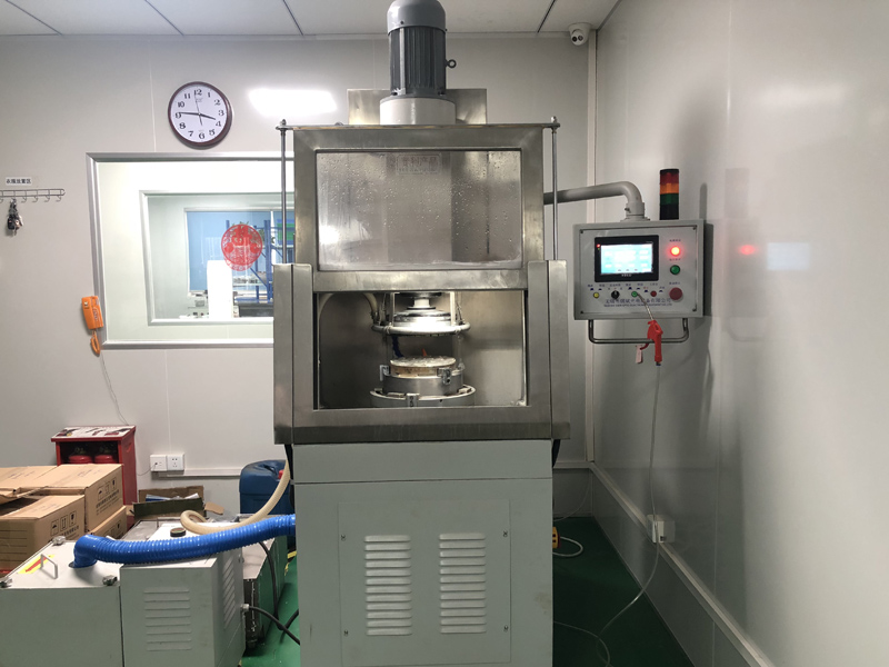 Die Schleifabteilung von WTS verwendet die neueste CNC-Planfräs- und Schleifmaschine SXM350A